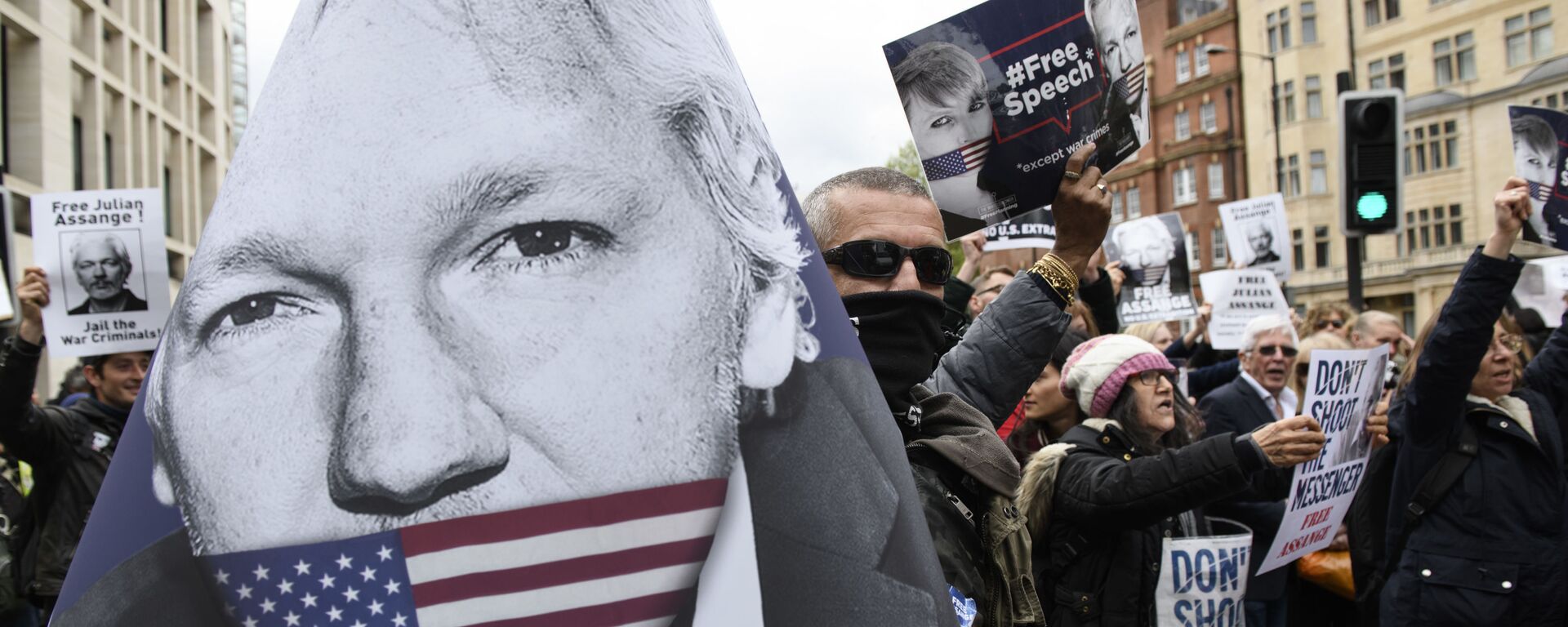 Присталице оснивача Викиликса Џулијана Асанжа протестују против саслушања о изручењу, у Лондону, Велика Британија - Sputnik Србија, 1920, 15.12.2021