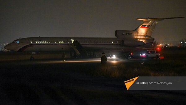 Ruski avion sa ratnim zarobljenicima iz Bakua stiže na aerodrom u Jerevanu - Sputnik Srbija