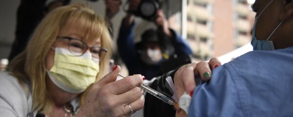 Здравствени радници у САД примају вакцину компанија Фајзер Бајонтек - Sputnik Србија