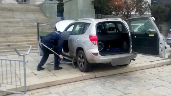 Инцидент испред Скупштине Србије, аутомобилом пробио заштитну ограду - Sputnik Србија