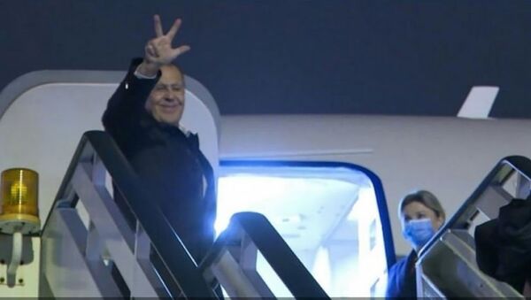 Sergej Lavrov sa podignuta tri prsta na aerodromu NikolaTesla - Sputnik Srbija