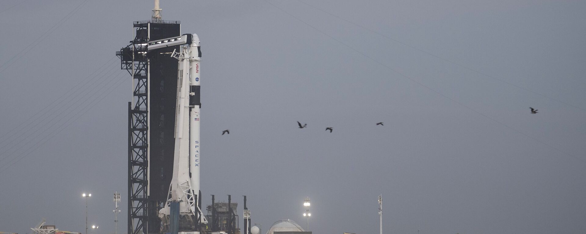 Raketa „Falkon 9“ sa svemirskom letelicom kompanije „Kru dragon“ na lansirnoj rampi u kompleksu 39A nakon završnih priprema za misiju „Kru 1“, u utorak, 10. novembra 2020, u NASA svemirskom centru Kenedi na Floridi.  - Sputnik Srbija, 1920, 05.10.2022