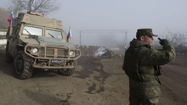 Pripadnici ruskih mirovnih snaga na ulazu u grad Šuša u Nagorno-Karabahu - Sputnik Srbija