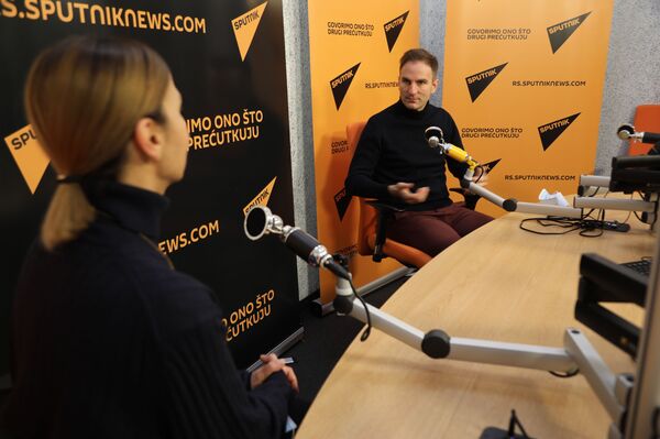 Stefan Milenković: Vratio sam se, jer nam naša istorija, naša kultura, naše tlo, daje snagu /video/ - Sputnik Srbija