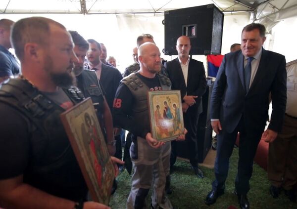 Savić: Ovo je sramota, „Noćni vukovi“ nisu kradljivci svetih relikvija - Sputnik Srbija