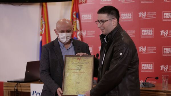 Nebojša Popović prima nagradu UNS-a - Sputnik Srbija