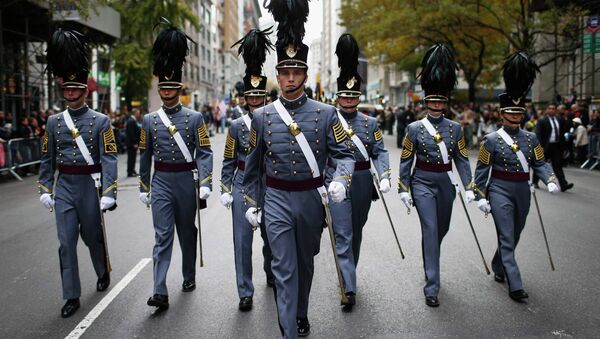 Kadeti Vojne akademije Sjedinjenih Država u Vest Pointu u Njujorku marširaju tokom parade povodom Dana veterana 11. novembra 2014. - Sputnik Srbija