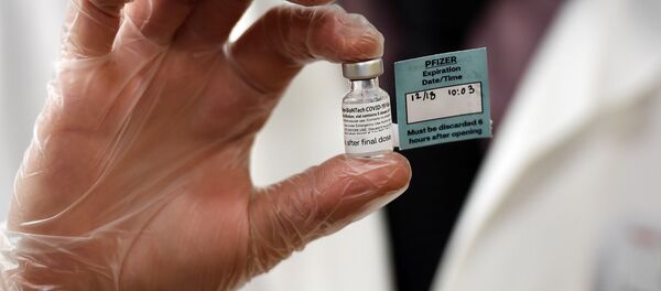 Бочица са вакцином Фајзер - Sputnik Србија
