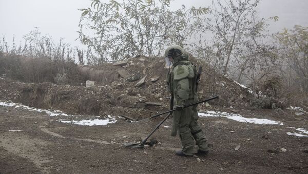Deminer ruskih mirovnih snaga tokom operacije čišćenja terena u Nagorno-Karabahu - Sputnik Srbija