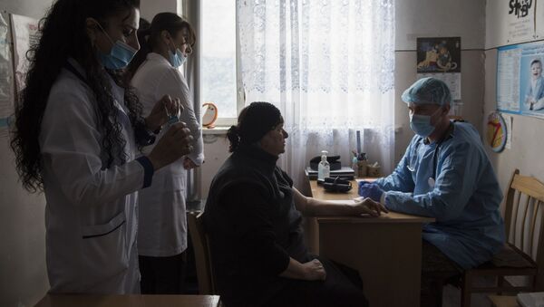 Lekar medicinske brigade mirovne misije Rusije u Nagorno-Karabahu prima pacijente u selu Ajgestan - Sputnik Srbija