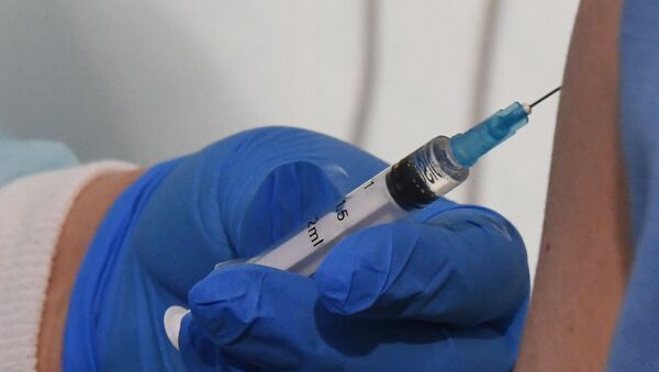 Медицинска сестра даје вакцину Гам-КОВИД-Вак здравственом раднику у поликлиници у Владивостоку - Sputnik Србија