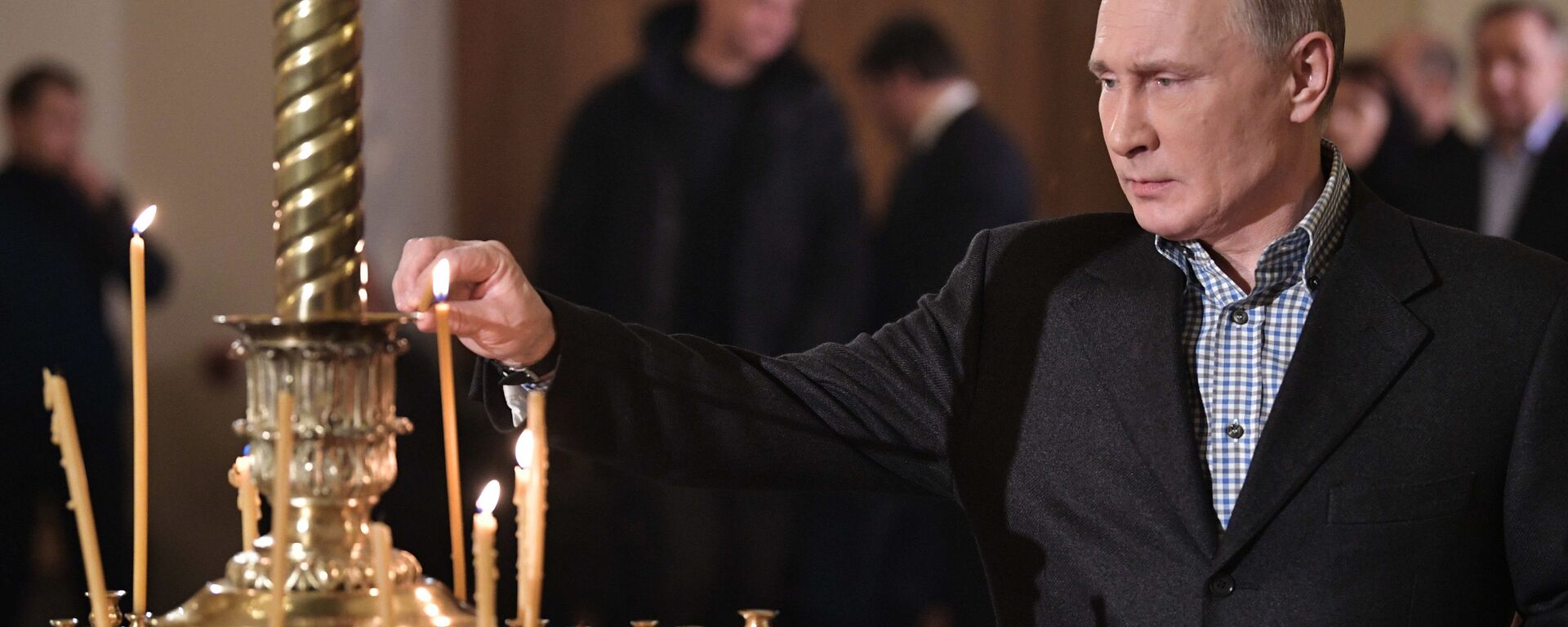 Predsednik Rusije Vladimir Putin pali sveću tokom božićne liturgije u crkvi Svetog Simeona i Ane u Sankt Peterburgu - Sputnik Srbija, 1920, 23.12.2020
