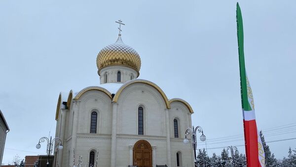 Verski kompleks koji čine džamija i pravoslavna crkva u Čečeniji sa potrebe Ruske garde.  - Sputnik Srbija