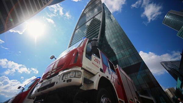 Vatrogasno vozilo ispred poslovnog centra Imperija u Moskvi, gde se održavaju požarno-taktičke vežbe pripadnika Ministarstva za vanredne situacije Rusije  - Sputnik Srbija