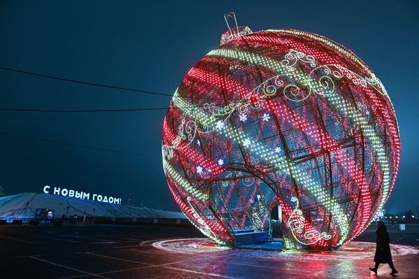 Познати новогодишњи шарм Москве: Топ-10 култних украса престонице /фото/ Познати новогодишњи шарм Москве: Топ-10 култних украса престонице /фото/ - Sputnik Србија