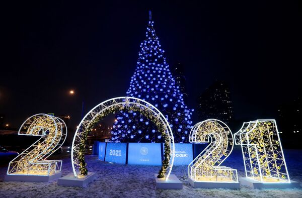 Познати новогодишњи шарм Москве: Топ-10 култних украса престонице /фото/ Познати новогодишњи шарм Москве: Топ-10 култних украса престонице /фото/ - Sputnik Србија