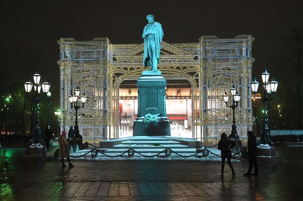 Познати новогодишњи шарм Москве: Топ-10 култних украса престонице /фото/ Познати новогодишњи шарм Москве: Топ-10 култних украса престонице /фото/ - Sputnik Србија