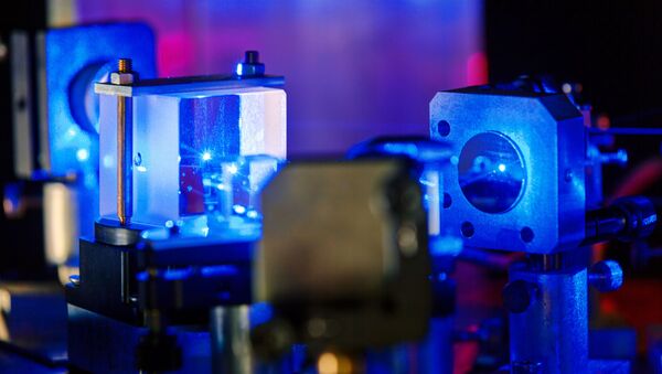 Plavi laser u optičkoj laboratoriji - Sputnik Srbija