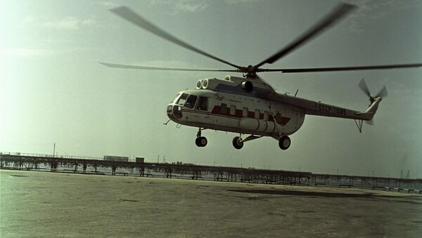 Un helicóptero aterriza en Neftianíye Kamni - Sputnik Srbija