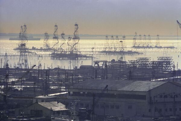 Легендарни совјетски нафтни град усред мора стоји на камењу и старим бродовима /фото/ Легендарни совјетски нафтни град усред мора стоји на камењу и старим бродовима /фото/ - Sputnik Србија