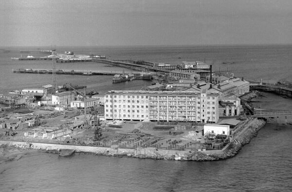 Легендарни совјетски нафтни град усред мора стоји на камењу и старим бродовима /фото/ Легендарни совјетски нафтни град усред мора стоји на камењу и старим бродовима /фото/ - Sputnik Србија