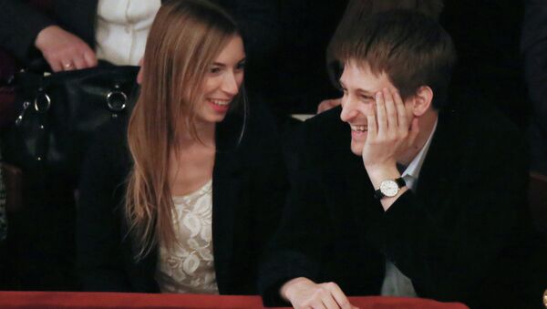 Едвард Сноуден и његова супруга Линдзи Милс у једном од московских позоришта - Sputnik Србија