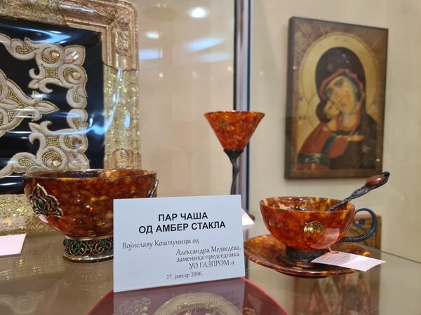 Пар чаша од амбер стакла добијен као дипломатски поклон из Русије - Sputnik Србија