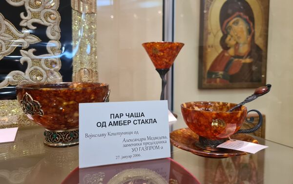 Par čaša od amber stakla dobijen kao diplomatski poklon iz Rusije - Sputnik Srbija