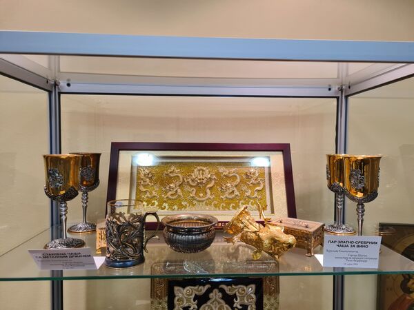 Златно-сребрне чаше за вино добијене као дипломатски поклон од Сергеја Шојгуа - Sputnik Србија