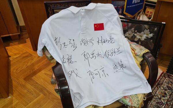 Majica s potpisima kineskih lekara koji su Srbiji pomagali u borbi protiv virusa korona - Sputnik Srbija