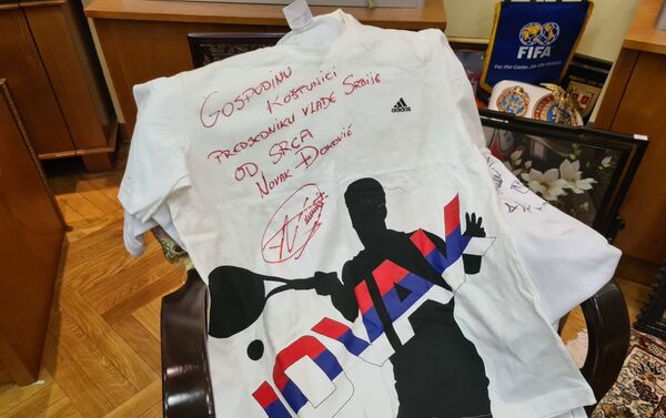 Majica sa potpisom Novaka Đokovića kao diplomatski poklon - Sputnik Srbija