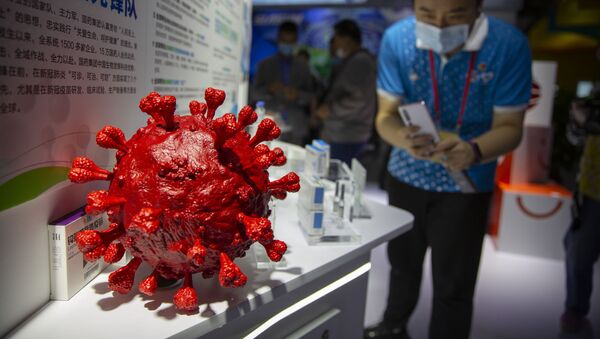  Maketa virusa korona na izložbi kineske farmaceutske kompanije - Sputnik Srbija