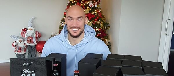 Srpski golman Marko Dmitrović sa 11 piva za svaki gol koji mu je dao Leo Mesi - Sputnik Srbija