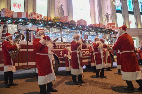 Новогодишњи Дедморобус са музичарима у костимима Деда Мраза у Санкт Петербургу - Sputnik Србија