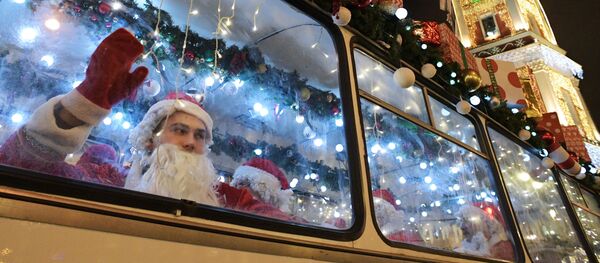 Novogodišnji Dedmorobus sa muzičarima u kostimima Deda Mraza u Sankt Peterburgu - Sputnik Srbija