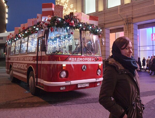 Новогодишњи Дедморобус са музичарима у костимима Деда Мраза у Санкт Петербургу - Sputnik Србија