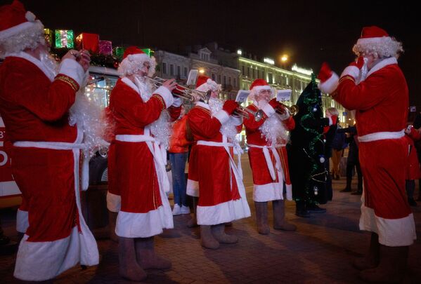 Novogodišnji Dedmorobus sa muzičarima u kostimima Deda Mraza u Sankt Peterburgu - Sputnik Srbija