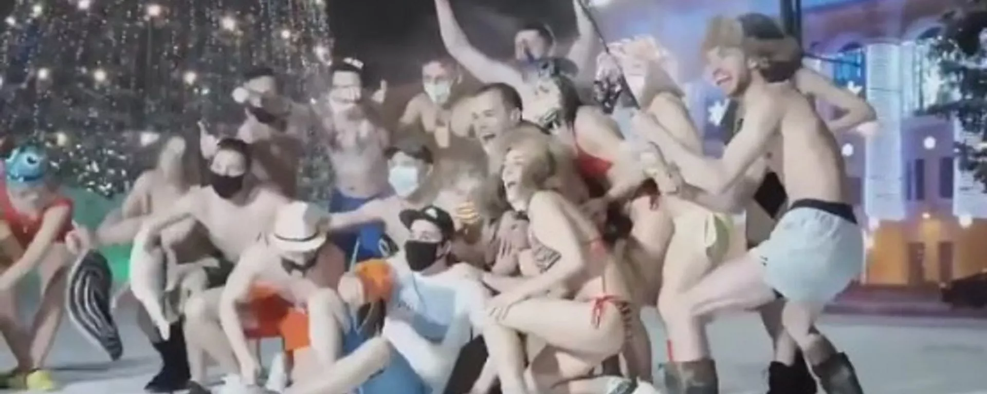 Grupa mladih slikala se u kupaćim kostimima na minus 39 u sibirskom gradu Tomsku - Sputnik Srbija, 1920, 28.12.2020