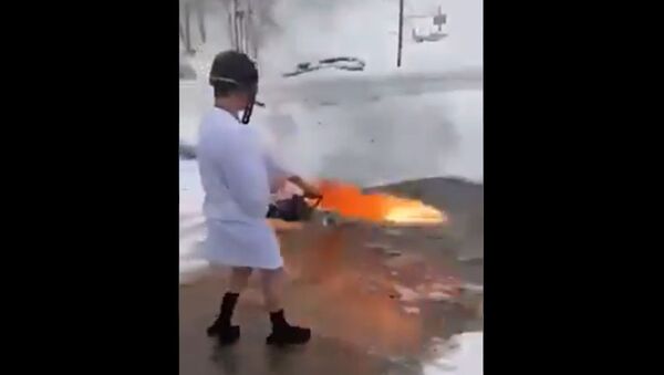 Становник Кентакија бацачем пламена чисти снег испред куће - Sputnik Србија