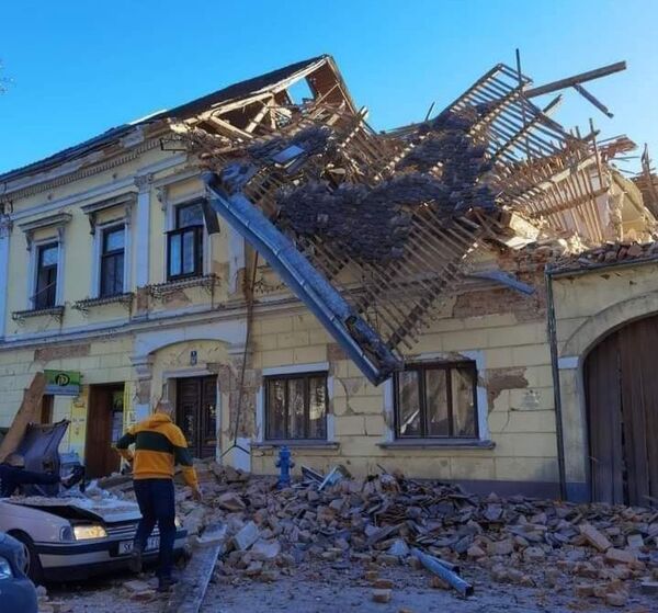 Srpski paroh iz razorene Petrinje: Stravično je, još se trese, u prekidu su veze sa Srbima - Sputnik Srbija