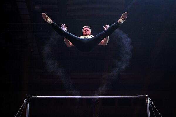 Gimnastičar Aleksej Nemov tokom svoje tačke na manifestaciji„Sportske legende“ u Hali sportova „Lužnjiki“ - Sputnik Srbija