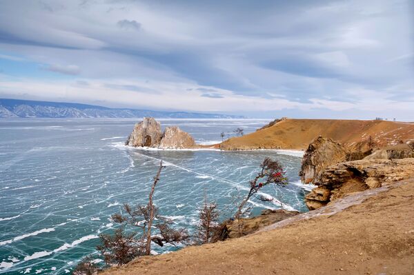 Најлепши лед на свету и моћни хаскији: Бајкал плени лепотом и зими /фото, видео/ - Sputnik Србија