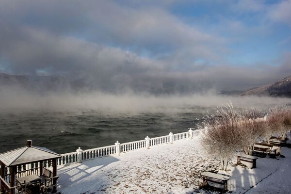Најлепши лед на свету и моћни хаскији: Бајкал плени лепотом и зими /фото, видео/ - Sputnik Србија