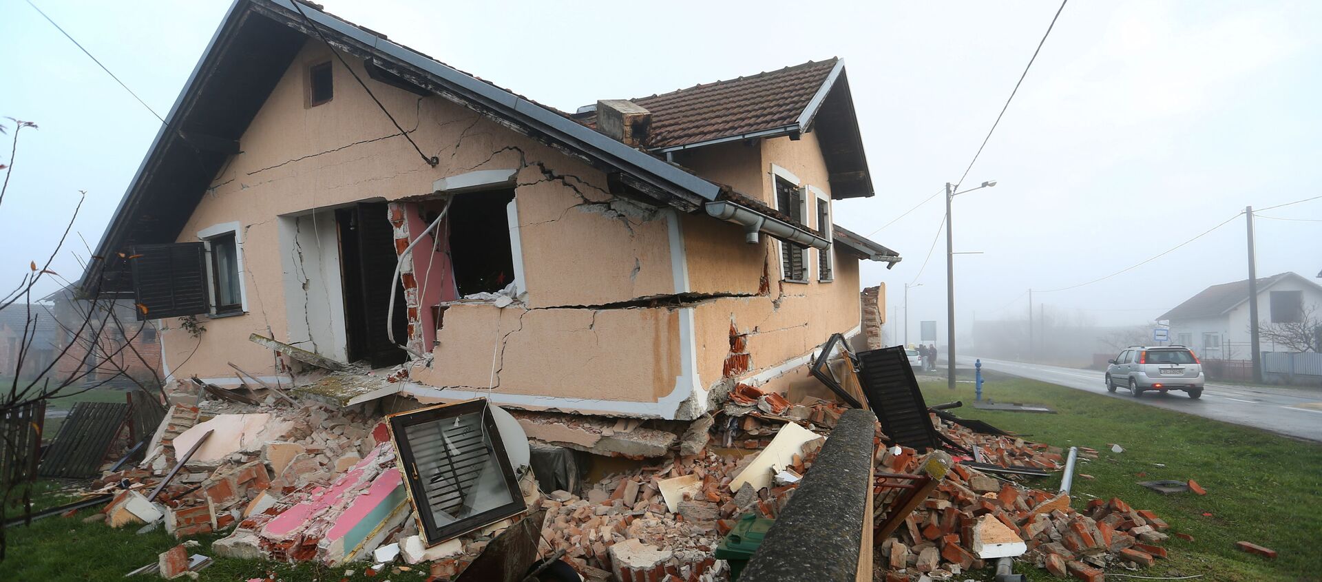 Рушена кућа после земљотреса - Sputnik Србија, 1920, 30.12.2020