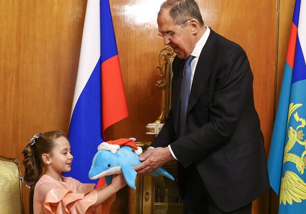 Devojčica poželela da pliva sa delfinima – Lavrov joj ispunio novogodišnju želju /video, foto/ - Sputnik Srbija