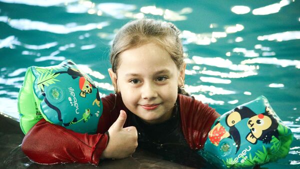 Plivanje sa delfinima, poklon Lavrova devojčici - Sputnik Srbija