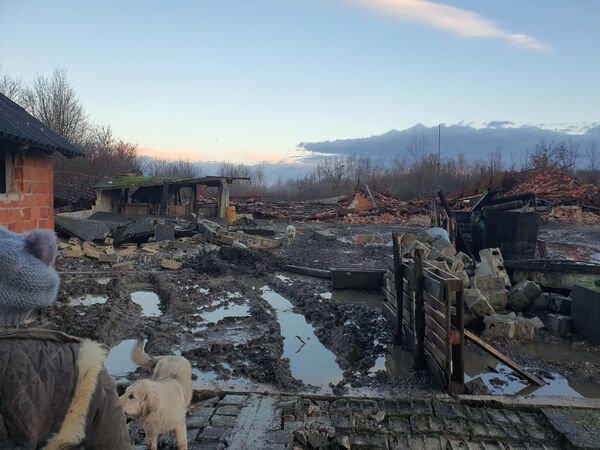 Стравични призор, људи који су већ једном изгубили све - опет без крова и дома Стравични призор, људи који су већ једном изгубили све - опет без крова и дома - Sputnik Србија