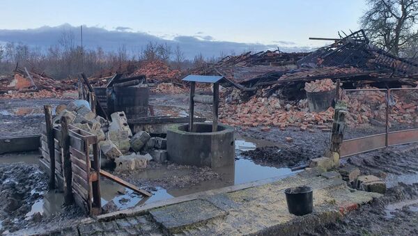 Selo Majske Poljane - apokaliptična slika iz sela u kome nema ni jedne neoštećene građevine. - Sputnik Srbija