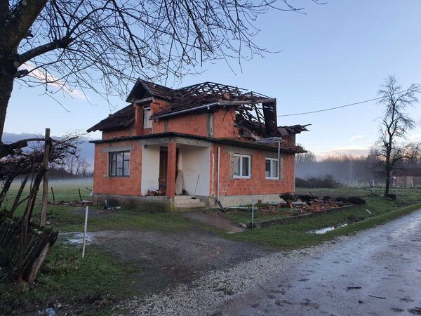 Стравични призор, људи који су већ једном изгубили све - опет без крова и дома Стравични призор, људи који су већ једном изгубили све - опет без крова и дома - Sputnik Србија