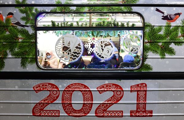 Moskovska praznična čarolija živi i pod zemljom: Svetlucavi voz tutnji u susret 2021. godini /foto/ - Sputnik Srbija